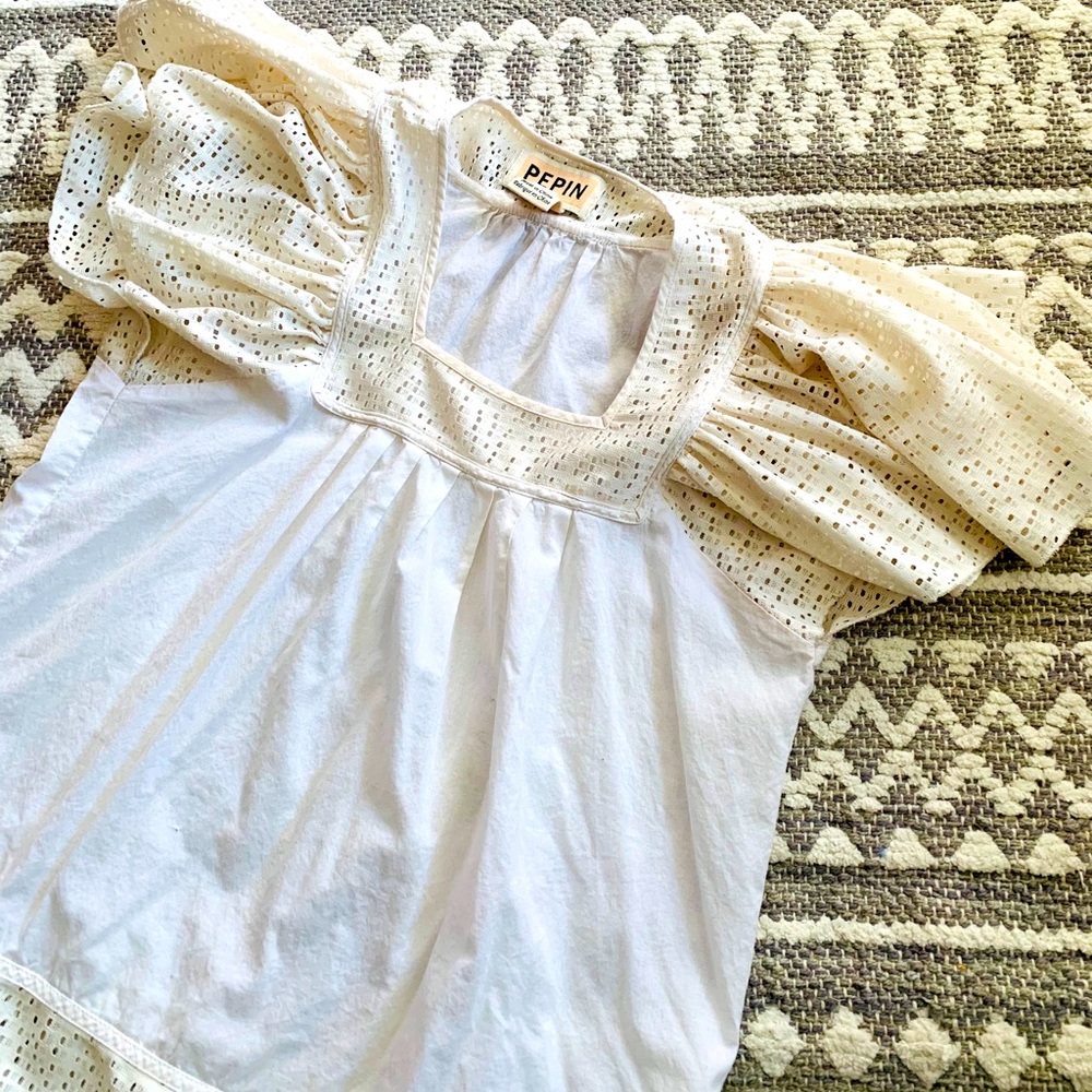Puff sleeve bell sleeve off-white shirt size XS